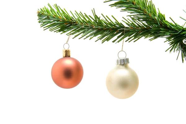 Gekleurde kerstballen op een boom — Stockfoto