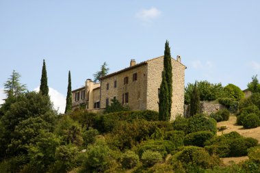 tepe üzerinde tipik Fransız ev