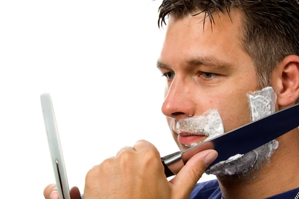 Άνθρωπος ξύρισμα το πρόσωπό του με το μαχαίρι — Φωτογραφία Αρχείου