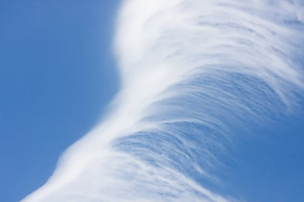 Blauwe lucht met vreemde wolk — Stockfoto