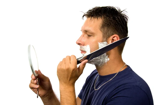 Człowiek jest golenie twarzy z nożem — Zdjęcie stockowe