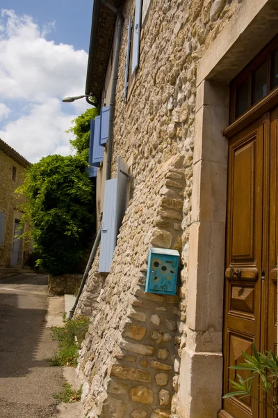 Типовой французский дом с почтовым ящиком — стоковое фото