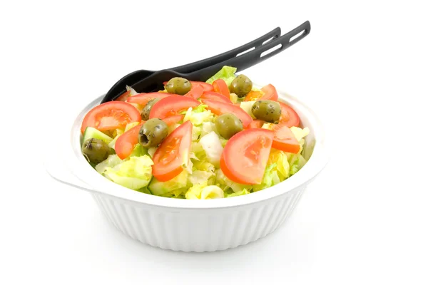 Біла миска зі свіжим салатом — стокове фото