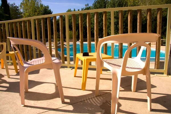 Cadeiras perto da piscina — Fotografia de Stock