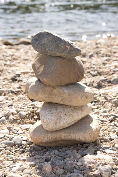 A stack of stones near the water — Stock Photo, Image