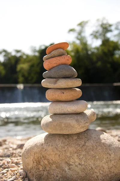 Una pila di pietre vicino all'acqua — Foto Stock