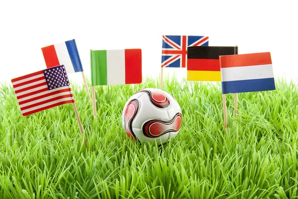 Zászlók és a labdát a focipálya — Stock Fotó