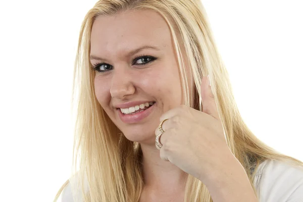 Mujer rubia joven con los pulgares hacia arriba — Foto de Stock