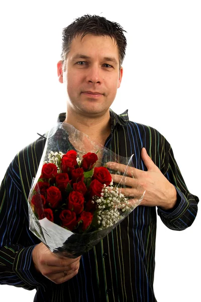 Jovem apaixonado está dando rosas vermelhas — Fotografia de Stock