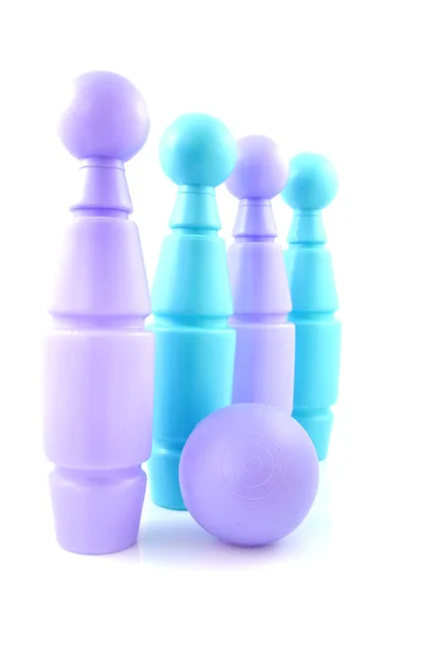Mavi ve mor renkli bowling pin — Stok fotoğraf