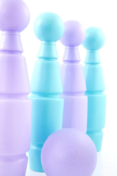 Синие и фиолетовые кегли для боулинга — стоковое фото