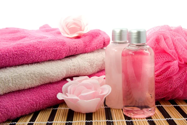 Розовая ванная комната и принадлежности для спа — стоковое фото