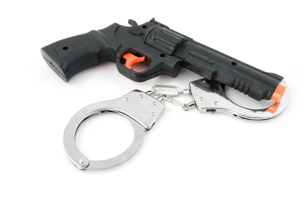 Игрушечный пистолет с наручниками — стоковое фото