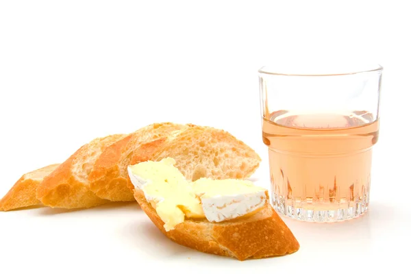 Багет, французский сыр и росы — стоковое фото