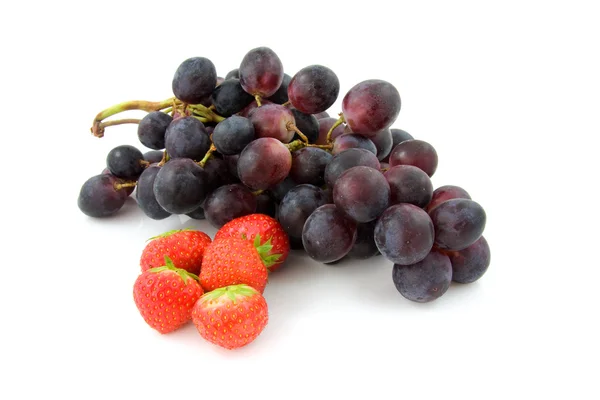 Färska druvor och jordgubbar — Stockfoto