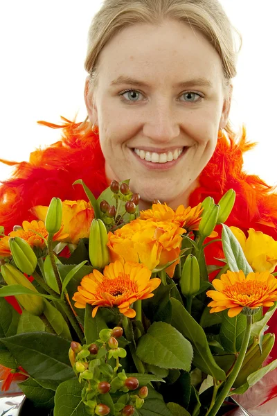 Женщина с оранжевыми цветами — стоковое фото