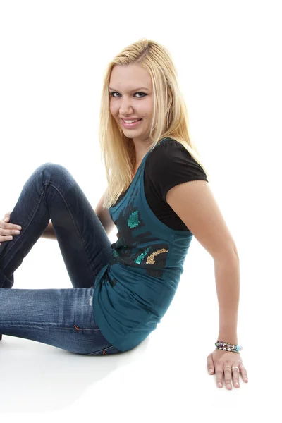 Ung blond kvinna poserar — Stockfoto
