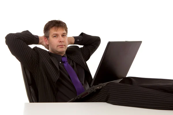 Podnikatel sedí uvolněně — Stock fotografie