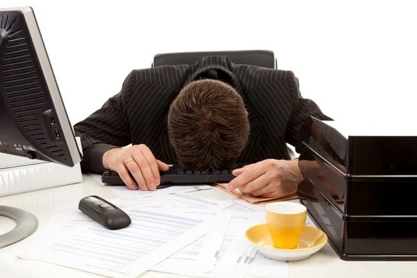 Geschäftsmann liegt mit Kopf auf Schreibtisch — Stockfoto