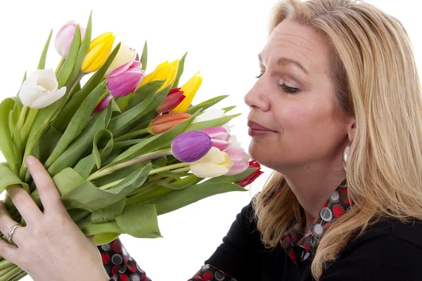 Vrouw met Nederlandse tulp bloemen — Stockfoto