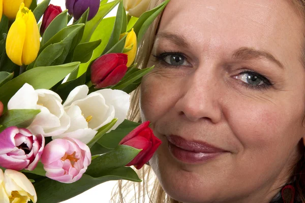 Donna con fiori di tulipano olandese — Foto Stock