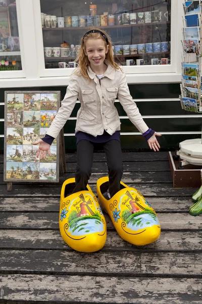 Chica con zapatos de madera holandeses típicos grandes —  Fotos de Stock