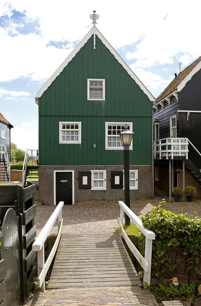Typical Dutch houses in village Marken — Stock Photo, Image