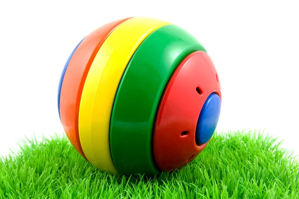 Bola de jogo colorido na grama — Fotografia de Stock
