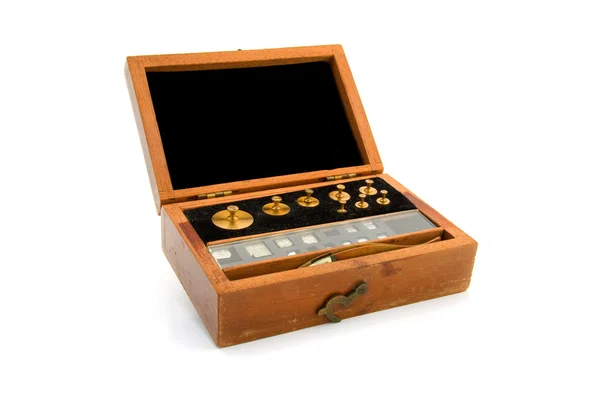 Caja de madera vieja con pesos de cobre — Foto de Stock