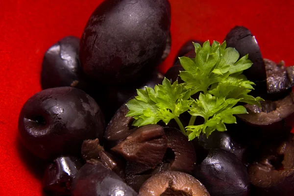 Aceitunas negras frescas en primer plano — Foto de Stock