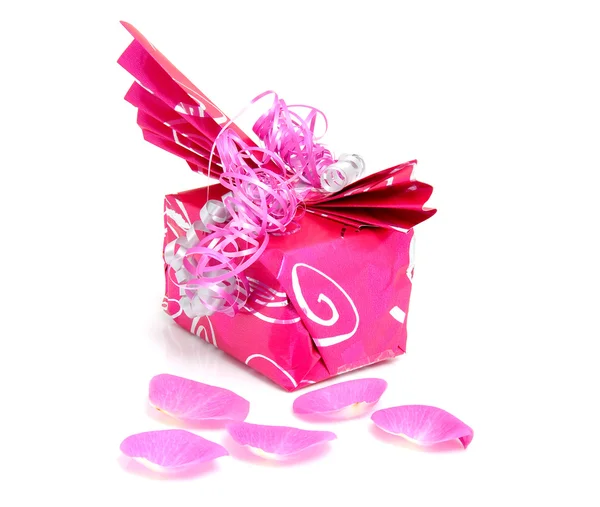 Красивый завернутый подарок с розовыми листьями Лицензионные Стоковые Фото