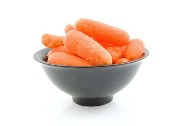 Świeże, surowe marchewki w misce czarny — Zdjęcie stockowe