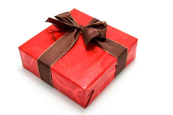 Chic regalo rosso con fiocco marrone — Foto Stock
