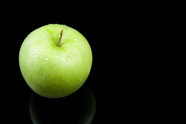 Manzana verde jugosa fresca con gotas de agua — Foto de Stock