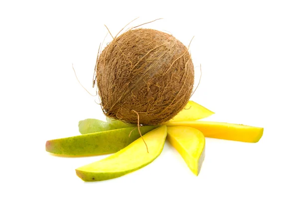 Tropisk kokosnøtt på mangoskiver – stockfoto