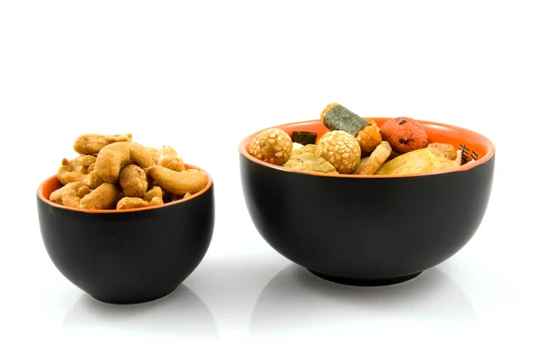 Миска з горіхами кешью та японською закускою — стокове фото