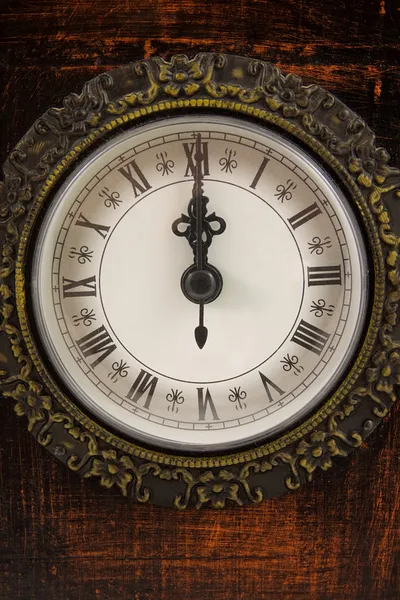 Relógio atinge doze horas — Fotografia de Stock