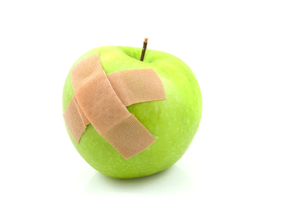 Sjukt grönt äpple med fläckar — Stockfoto