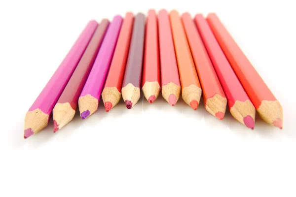Pembe ve kırmızı renkli kalemler — Stok fotoğraf