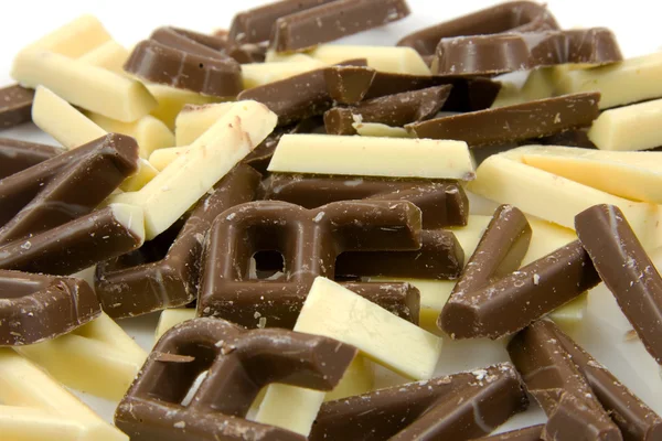 Beyaz ve kahverengi çikolata şeker harfleri kapat — Stok fotoğraf
