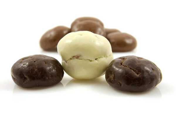 Un par de nueces de jengibre de chocolate en primer plano —  Fotos de Stock