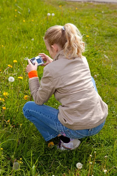 Girl is taking a picture — Stock Photo, Image