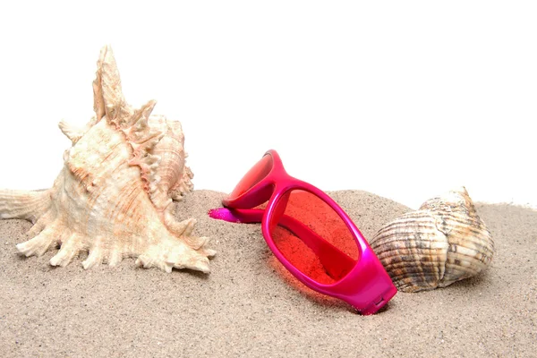 Gafas de sol rosadas en la playa — Foto de Stock