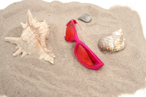 Pink sunglasses on the beach — Stock Photo, Image