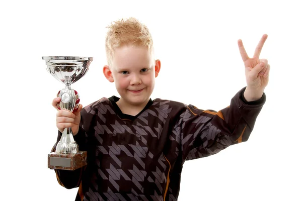 小さな男の子が 2 番目の場所トロフィー カップで優勝します。 — ストック写真