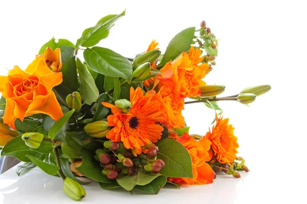 Strauß orangefarbener Blumen — Stockfoto