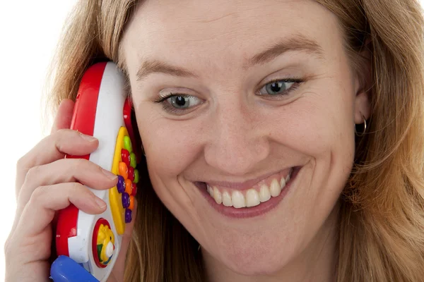Женщина звонит по игровому телефону — стоковое фото