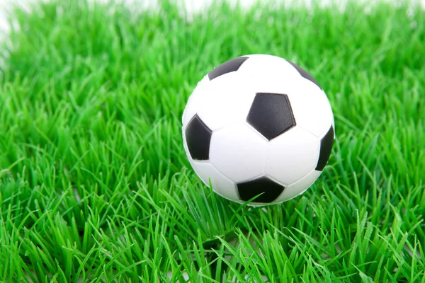 Pelota de fútbol blanco en hierba — Foto de Stock