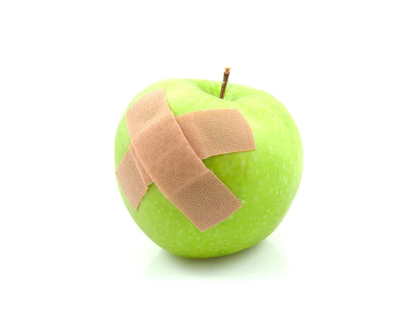 Sjukt grönt äpple med fläckar — Stockfoto