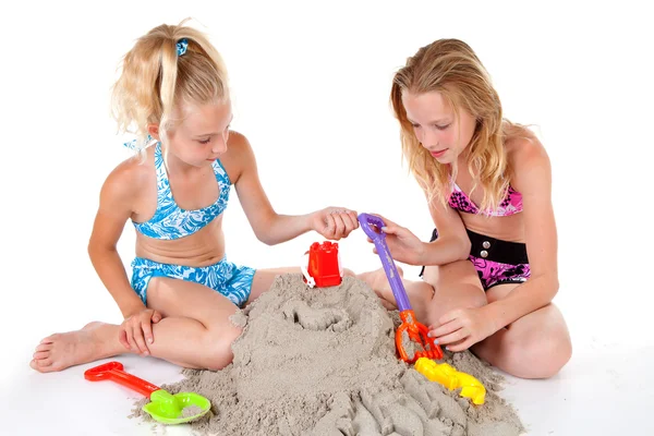 Jonge meisjes in strand slijtage — Stockfoto